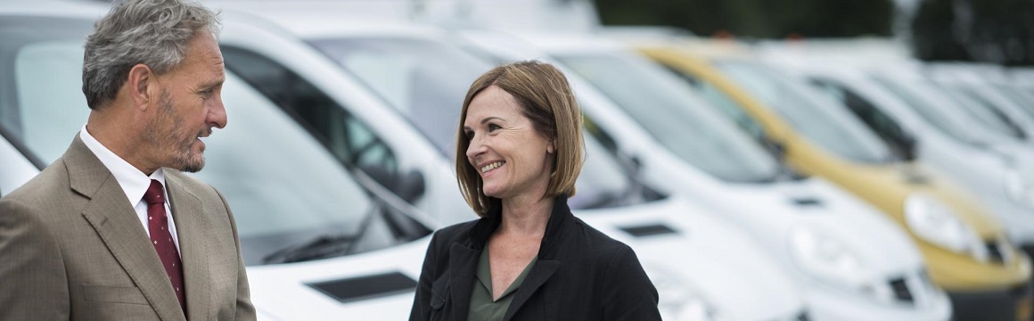 vrouw bij autoverkoper