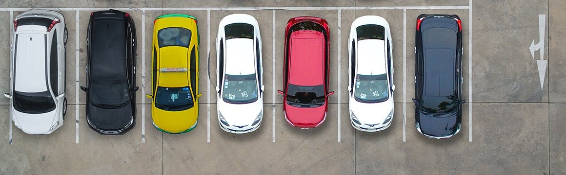 geparkeerde auto's van bovenaf