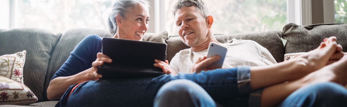 2 mensen op bank met ipad