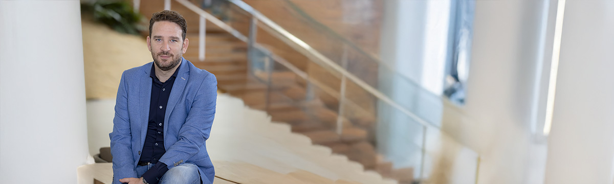 Collega Joost zit op trap 