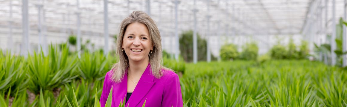 Ivana Dekkers tussen planten