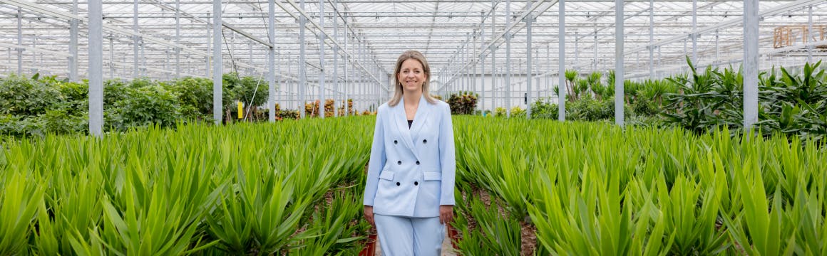 Ivana Dekkers in kas tussen planten