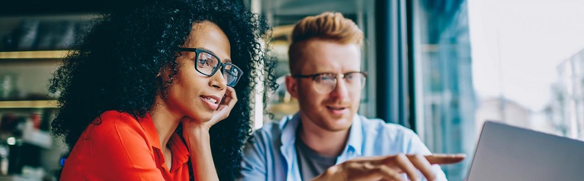 man en vrouw achter laptop