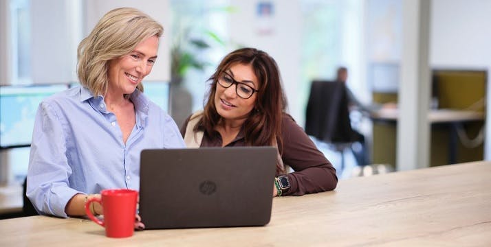 2 vrouwen achter laptop