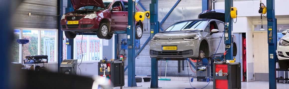 Klantvoertuigen in een werkplaats