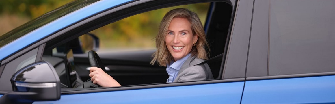 vrouw in auto kijkt uit het raam