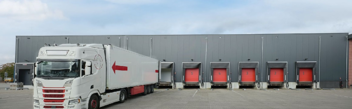 vrachtauto staat voor laadperron