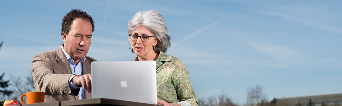 Adviseur geeft advies aan ZZPer over aansprakelijkheidsverzekering